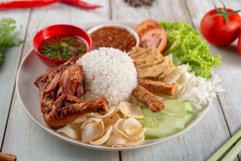 Kukus lemak Nasi с зажаренным drumstick стоковая фотография